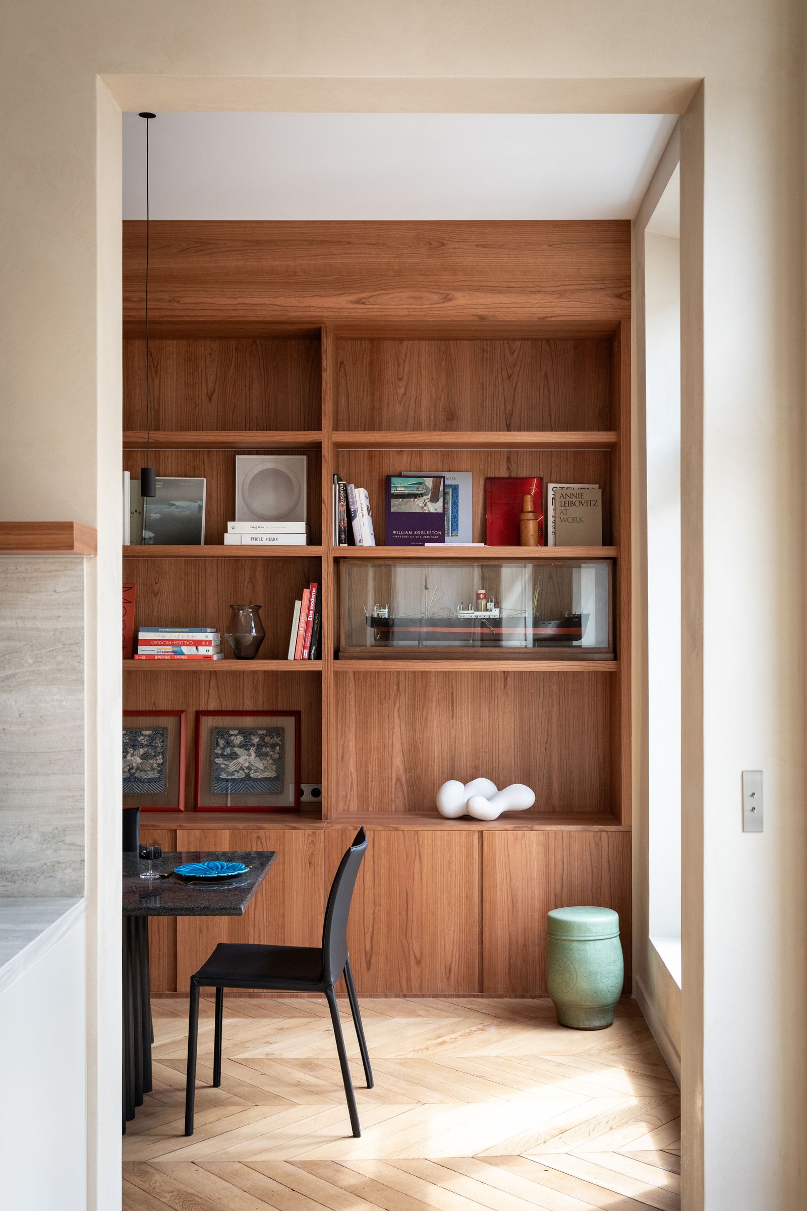 departamento con piso de madera y librero empotrado