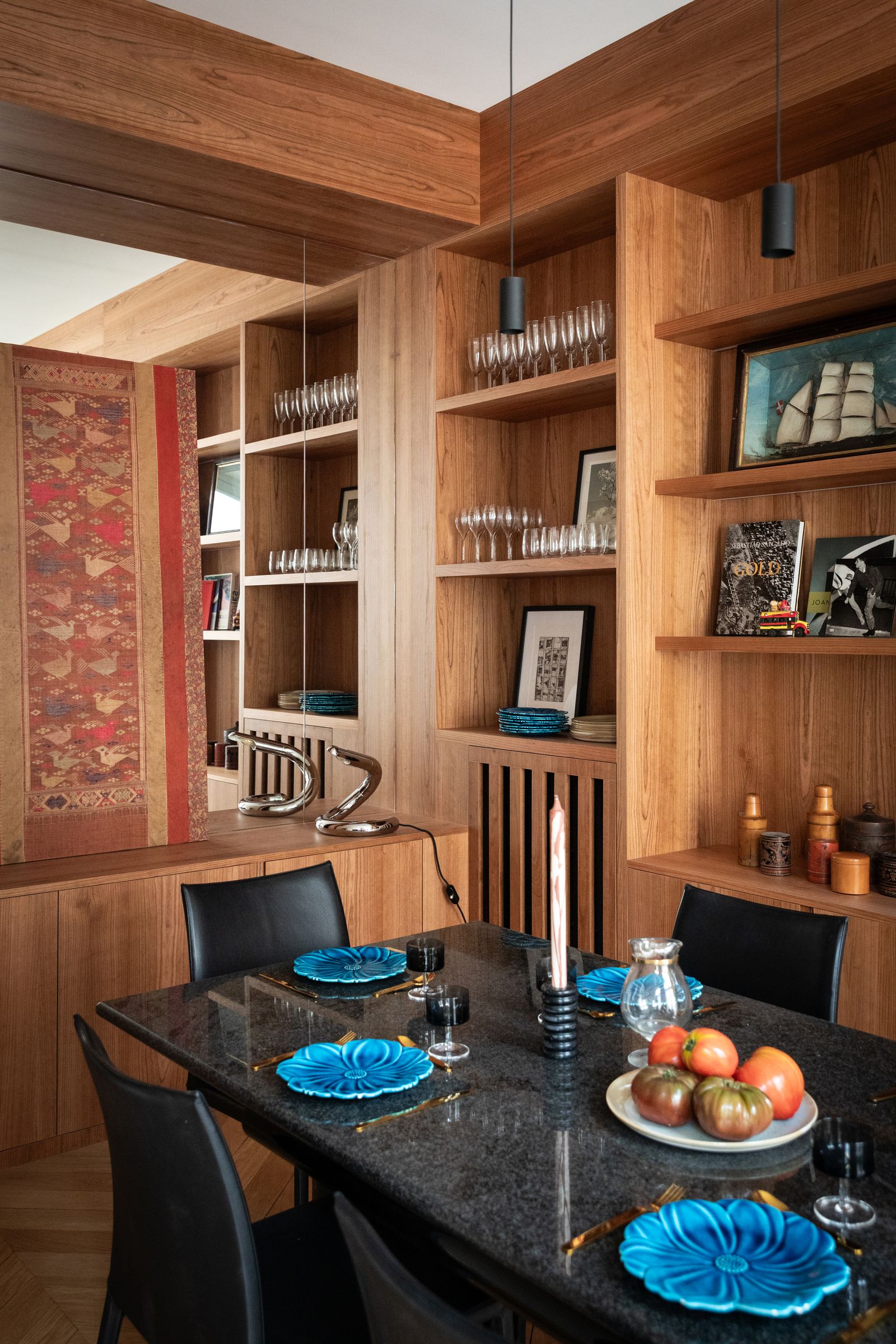 comedor con libreros empotrados