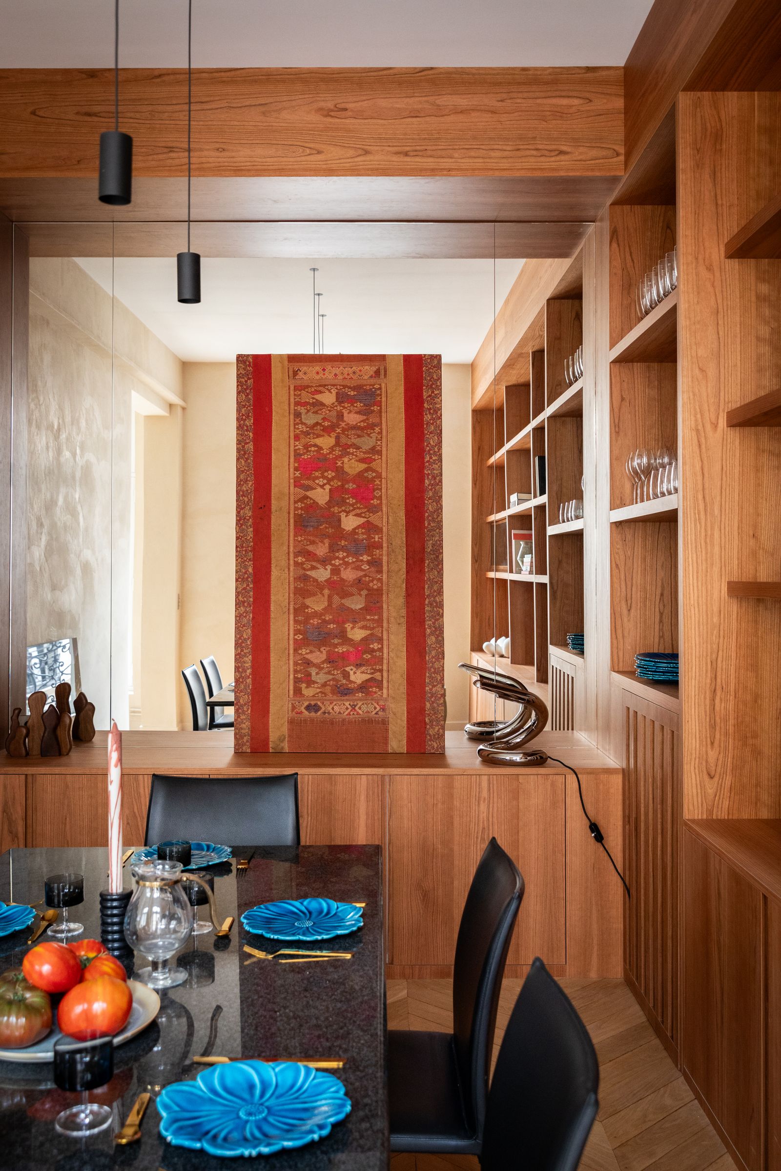 comedor con libreros empotrados