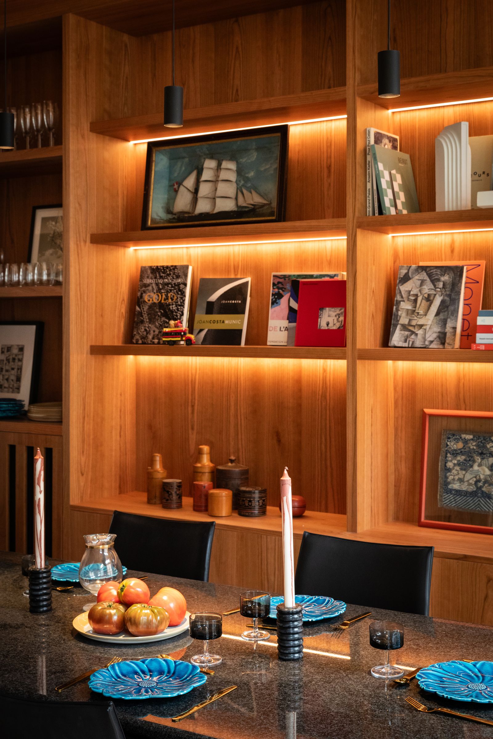 comedor con libreros empotrados