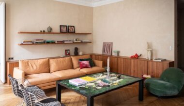 ¿Convertirías tu oficina en un hogar? Eso es lo que hizo la propietaria de esta casa moderna con una paleta minimalista de colores y materiales (y el resultado es sorprendentemente acogedor)