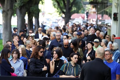Largas colas en el exterior del Armani/Teatro para acceder a la capilla ardiente de Giorgio Armani en Milán, este sábado 6 de septiembre de 2025. 