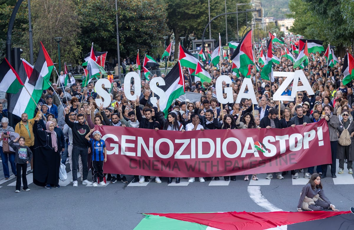 Miles de manifestantes, liderados por figuras del cine, claman por Gaza en San Sebastián | Cine: estrenos y críticas