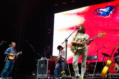 A la derecha, la vocalista Tyler Hyde en un concierto de Black Country, New Road en el Victoria Park de Londres, el pasado 24 de agosto. 