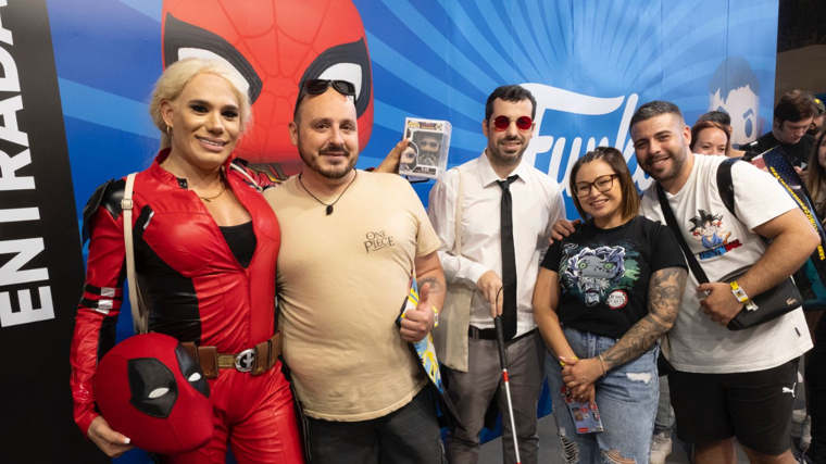 Aficionados tras adquirir un funko pop en la Comic-Con de Málaga