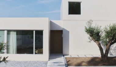 Esta vivienda en Valencia se despliega en torno a un patio central acristalado que la llena de luz, duplica los espacios y los conecta emocionalmente