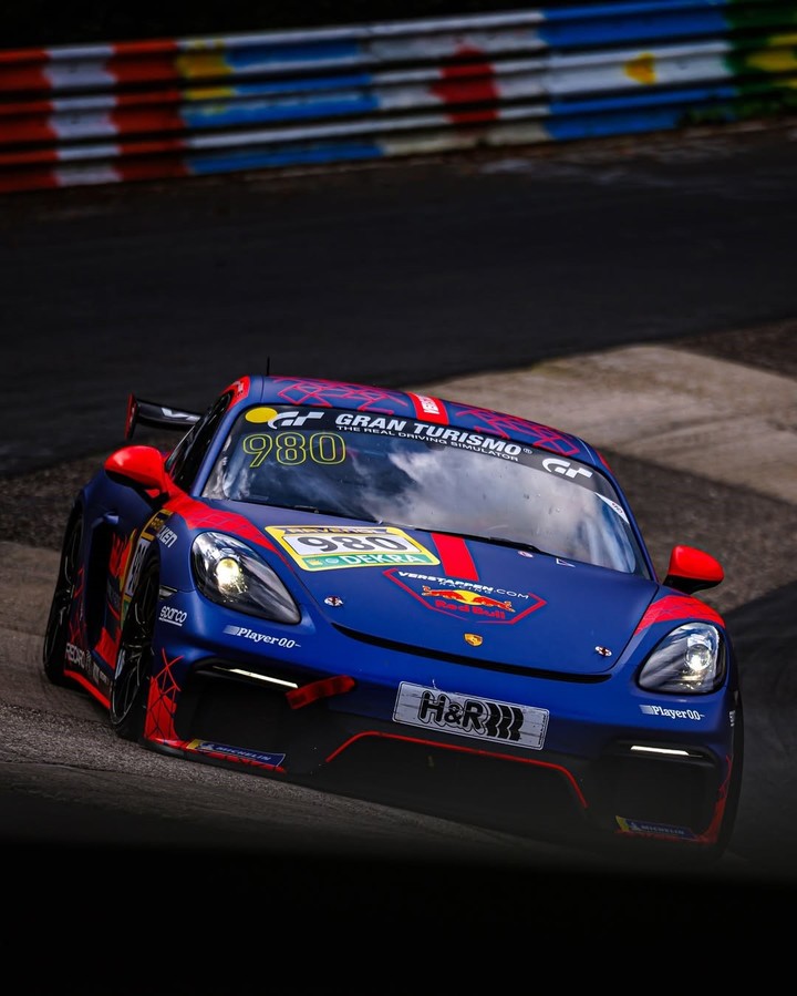 El Porsche de Max Verstappen en plena acción en Nordschleife.