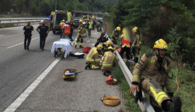 Dos heridos graves al volcar un autocar con 60 pasajeros en Barcelona