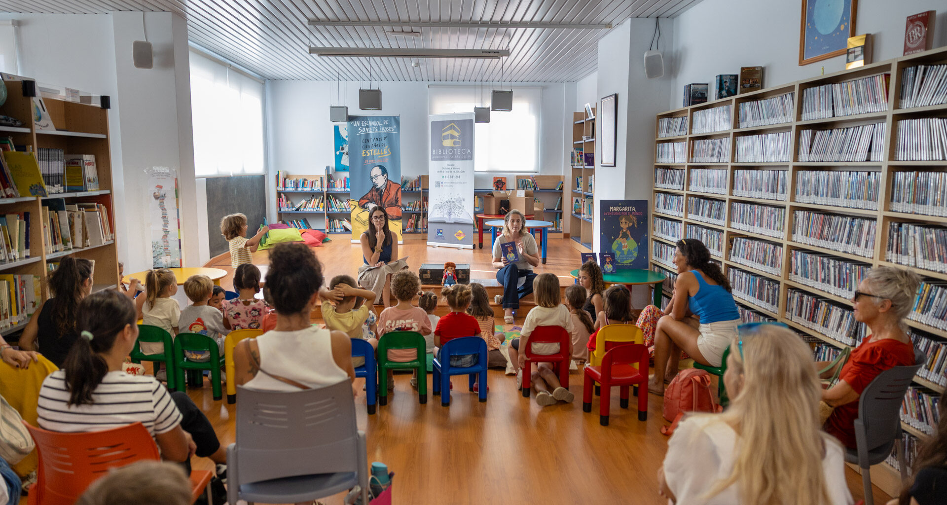 Noemí Segura y Ainhoa Ramos presentaron en l’Alfàs su libro infantil ‘Margarita. Aventuras por el mundo’ - Ayuntamiento de l'Alfàs del Pi
