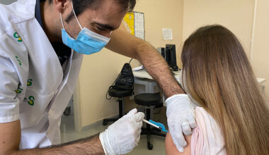 La Asociación Española de Pediatría (AEP) recomienda la vacuna sistemática frente a la gripe de entre los 6 meses y los 17 años. 