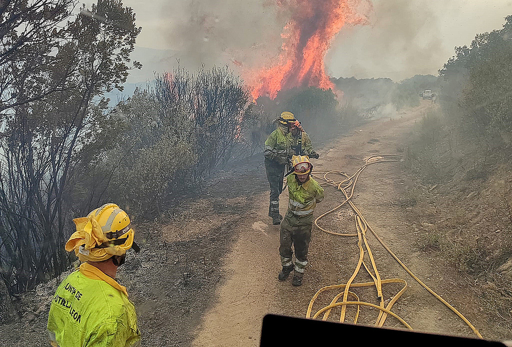 Dos bomberos forestales de Oña piden más medios tras colaborar en la extinción de fuegos en León