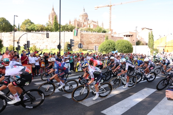 FOTOS Y VÍDEO | Salamanca se entusiasma con el regreso de La Vuelta a España por sus calles y las protestas pro-Palestina acaparan la atención - SALAMANCArtv AL DÍA