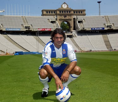 Fue canterano del Real Madrid, para terminar su relación con el club blanco en 1997. En el Espanyol militó entre 2004 y 2005.