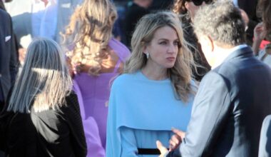 Chrysi Vardinogianni impacta con un vestido con capa en la boda de su hermano: de las bromas del príncipe Nicolás a la elegancia de Ana María de Grecia