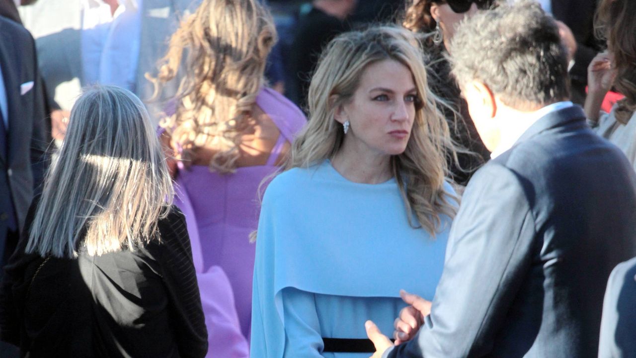 Chrysi Vardinogianni impacta con un vestido con capa en la boda de su hermano: de las bromas del príncipe Nicolás a la elegancia de Ana María de Grecia
