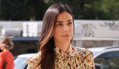 Sassa de Osma con vestido camisero de invitada y sandalias doradas