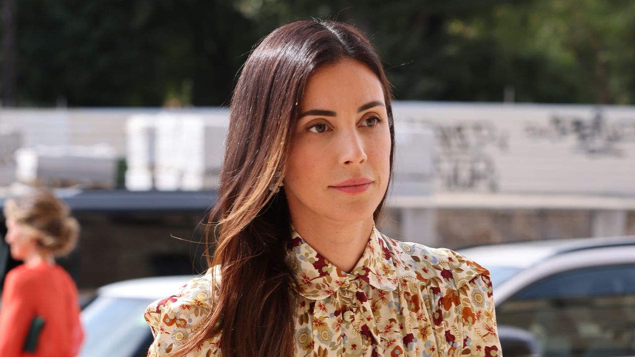 Sassa de Osma con vestido camisero de invitada y sandalias doradas