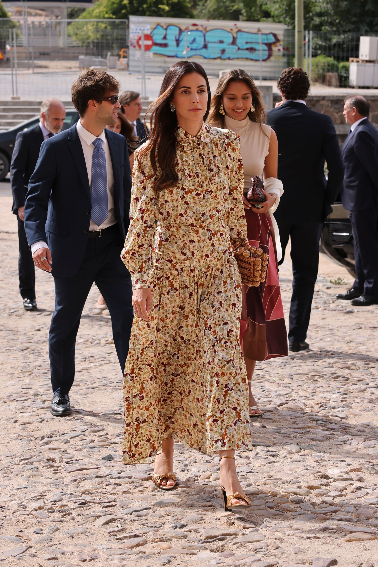 Sassa de Osma llegando a la boda de Lucía Entrecanales y Laszlo Bene en Toledo. lleva melena suelta vestido camisero de...