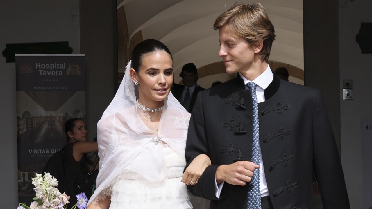 Volantes, choker de perlas y príncipes: la boda de Lucía Entrecanales y Laszlo Bene en Toledo