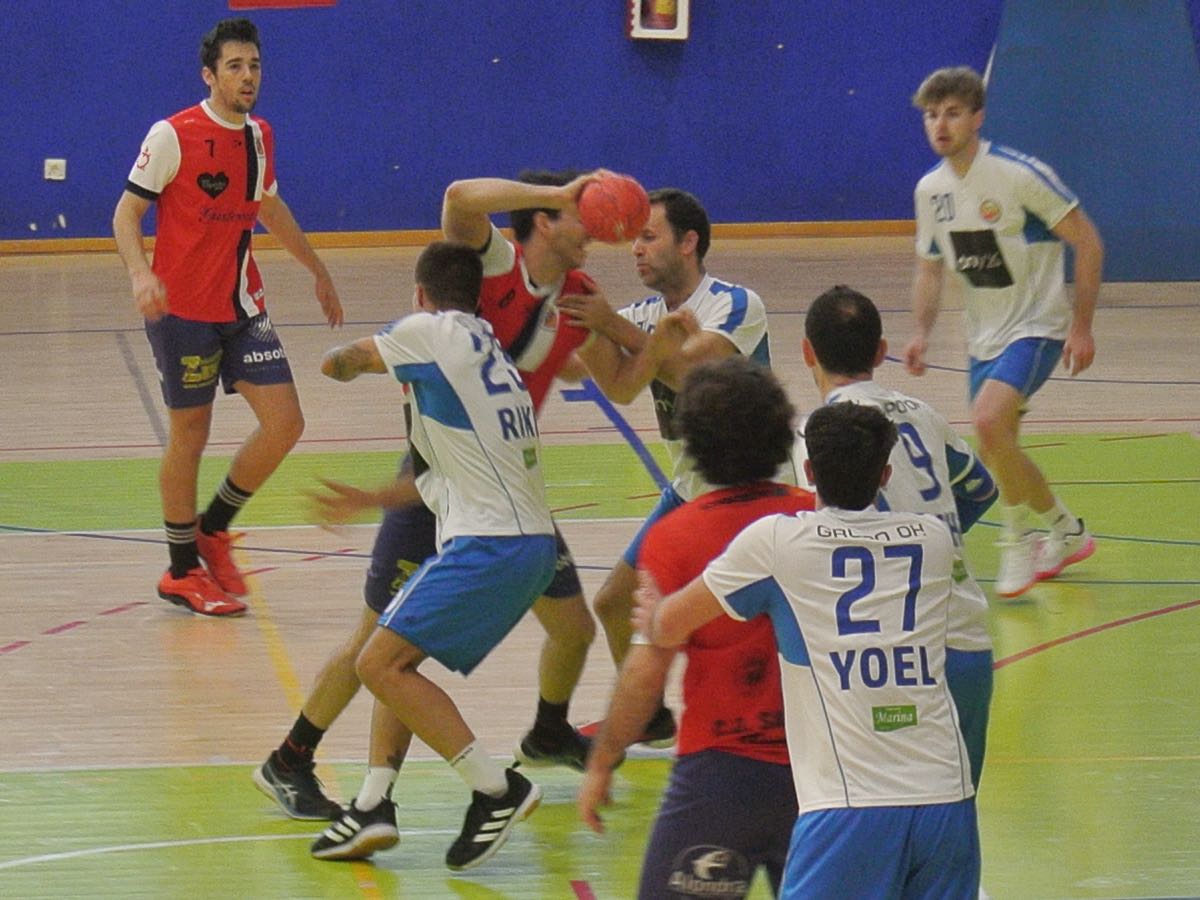 El balonmano abulense honra a Anselmo González con un memorial que apuesta por los jóvenes