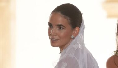 La novia que se casó en manoletinas plateadas y chóker de perlas