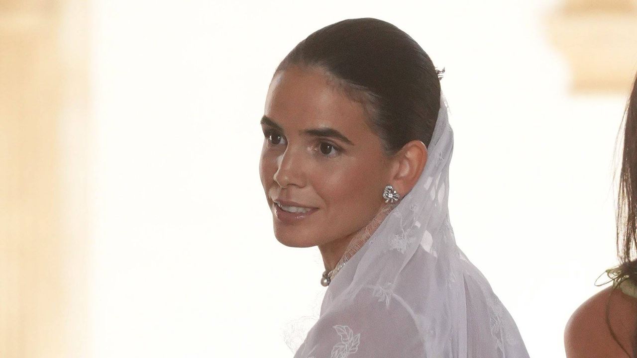 La novia que se casó en manoletinas plateadas y chóker de perlas