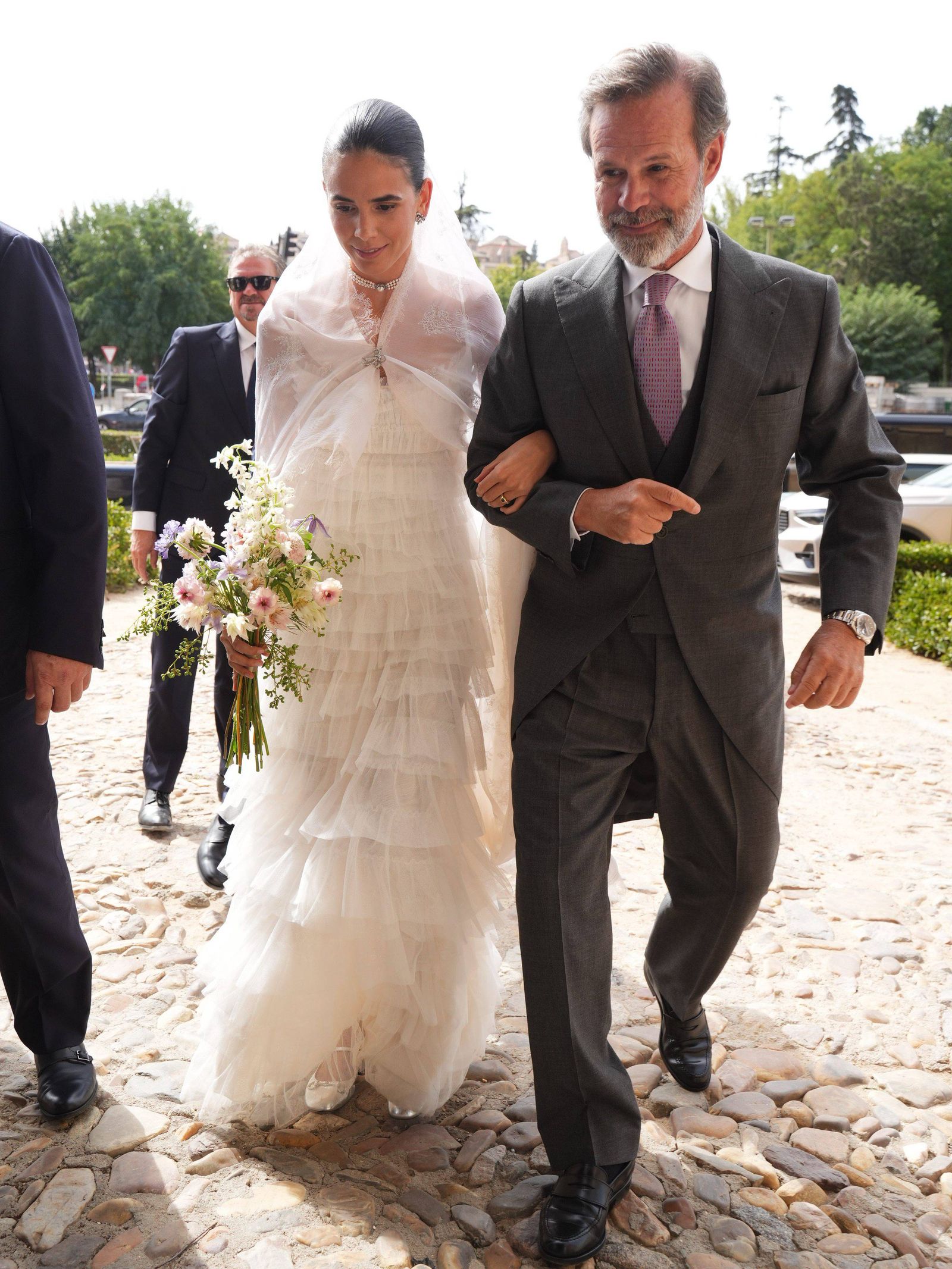 La novia Lucia Entrecanales llegando a la ceremonia del brazo de su padre
