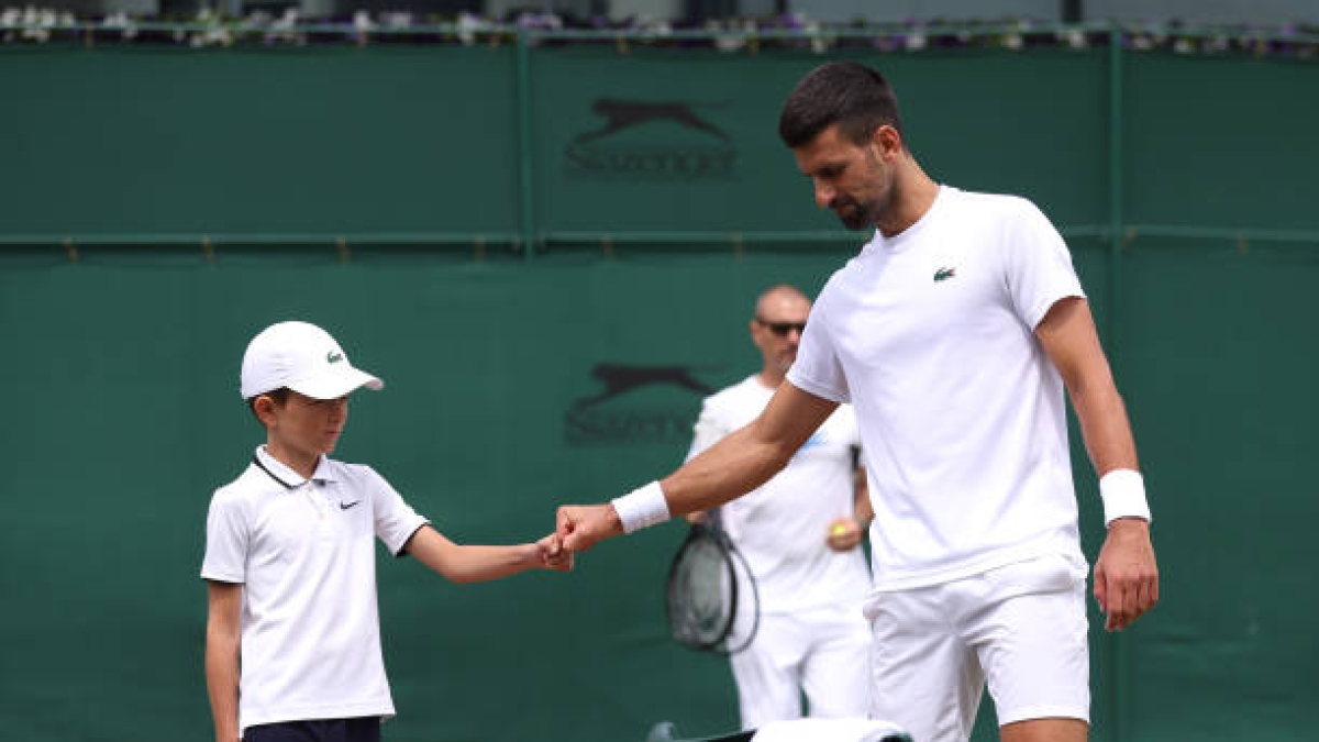 Djokovic reaparece en Grecia peloteando con su hijo. Foto: Gettyimages