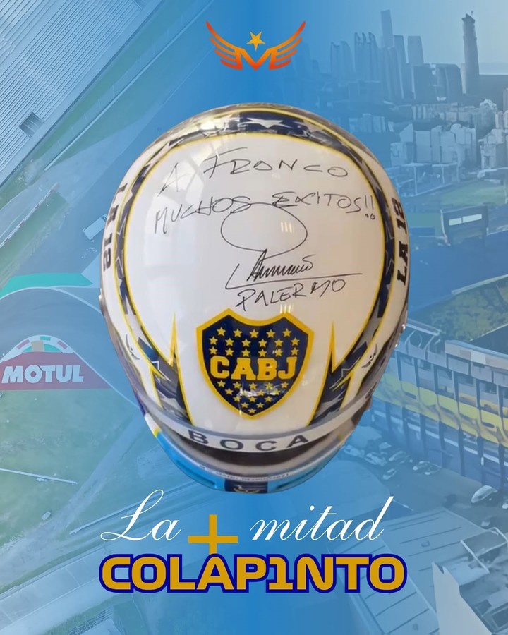 El casco de Boca con la firma de Palermo que le regalaron a Colapinto. (@_manudesigns_)