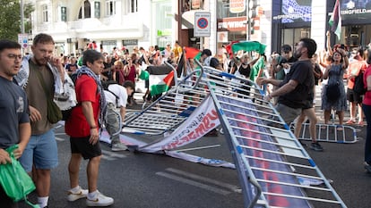 Manifestantes tiran las vallas en la zona de Callao, este domingo.
