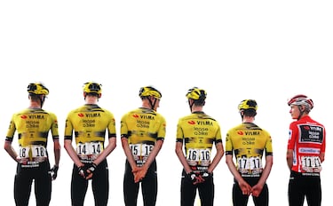 Jonas Vingegaard y su equipo antes del inicio de la etapa de hoy. 