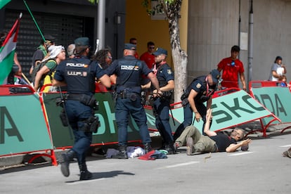 Manifestantes propalestinos protestan durante la 15ª etapa de la Vuelta en Monforte de Lemos.
