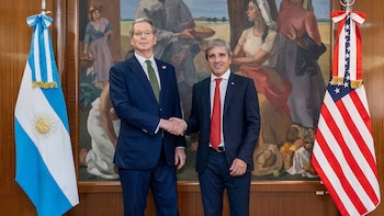 Scott Bessent junto a Luis