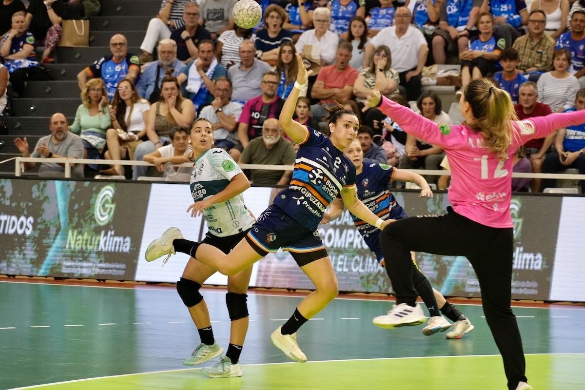 Bera Bera no sufre la resaca por la Supercopa Ibérica y vence a un combativo Elche (20-26) - naiz: