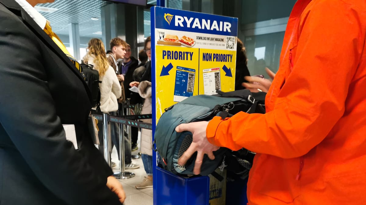 Ryanair aumenta el tamaño del equipaje de mano gratis e incentiva a su plantilla para que rechace más maletas | Economía y negocios