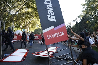 Manifestantes propalestinos tiran vallas el Paseo del Prado, este domingo durante la final de La Vuelta a España. 