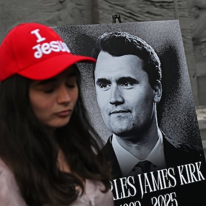 12 September 2025, US, New York: A woman holds a photo of Charlie Kirk, the US conservative activist and co-founder of Turning Point USA, who was shot dead at an event at Utah Valley University, during a vigil in Madison Square Park in Manhattan. Photo: Andrea Renault/ZUMA Press Wire/dpa
Andrea Renault/ZUMA Press Wire/d / DPA
12/09/2025 ONLY FOR USE IN SPAIN