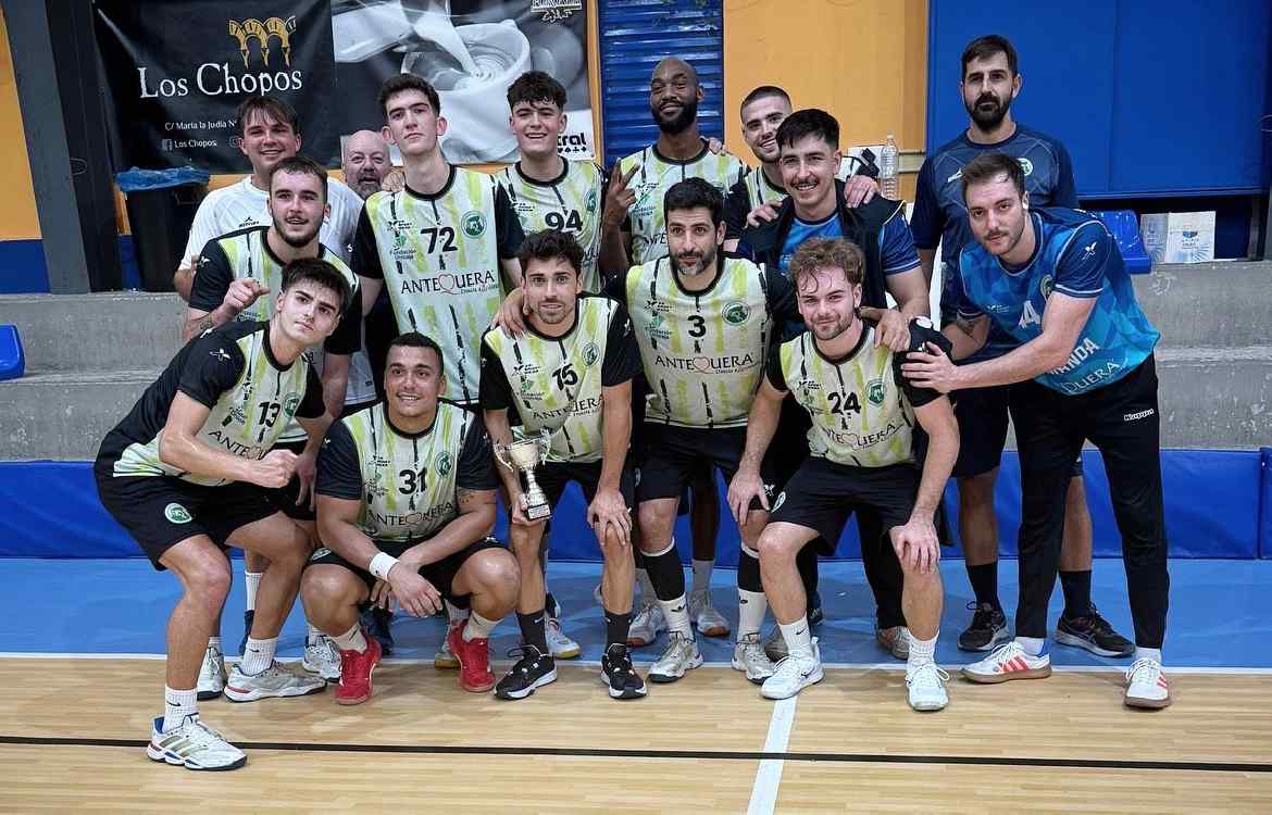 El BM Los Dólmenes Antequera gana el Torneo Apertura en Córdoba para cerrar la pretemporada