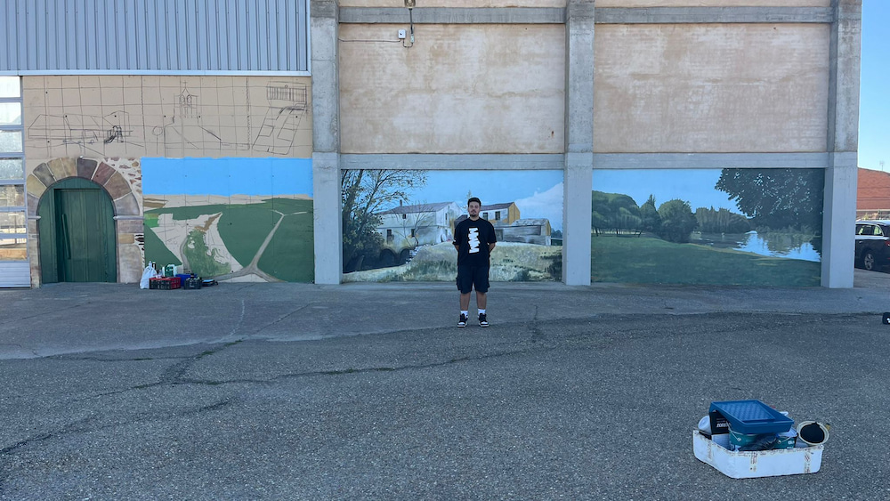 Esaú Donado, el joven artista que ha convertido a Milles de la Polvorosa en un museo al aire libre