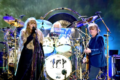Flletwood Mac en septiembre de 2018 en Las Vegas, durante su última gira, 'An Evening with Fleetwood Mac', que se extendió hasta 2019. Desde la izquierda, Stevie Nicks, Mick Fleetwood (al fondo, batería) y Neil Finn (Crowded House), a la guitarra.  