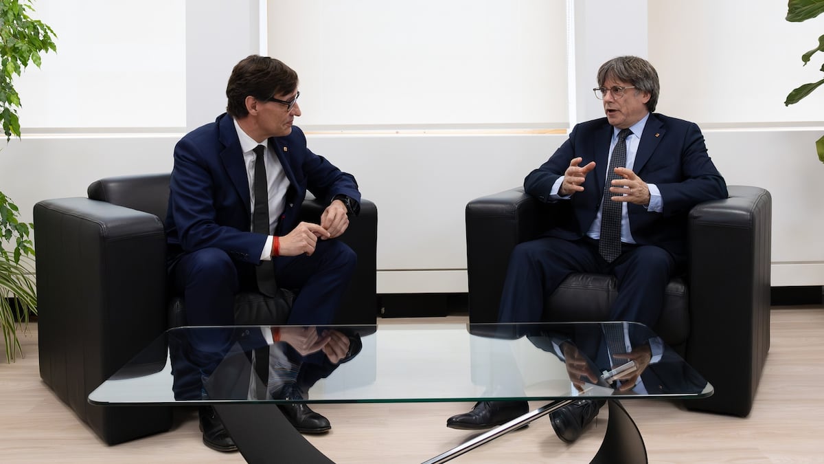 El presidente de la Generalitat, Salvador Illa, se reúne con el expresidente Carles Puigdemont en Bruselas la semana pasada.