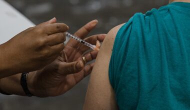 Panel de los CDC elimina la recomendación universal de vacunación contra el Covid