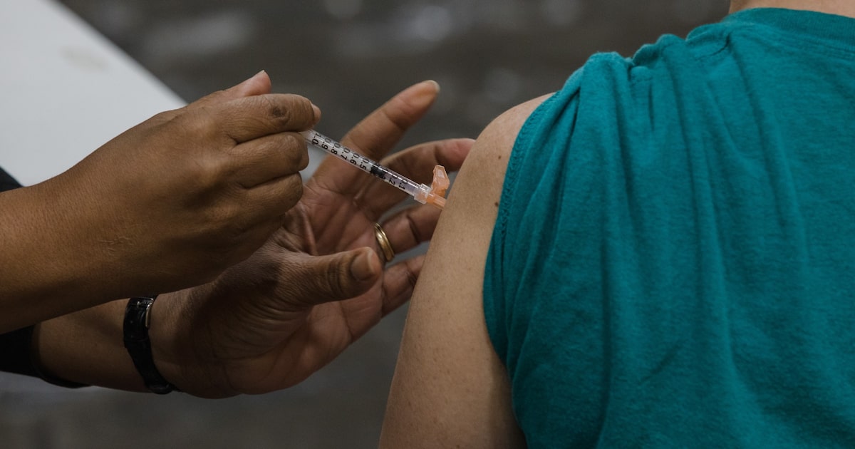 Panel de los CDC elimina la recomendación universal de vacunación contra el Covid