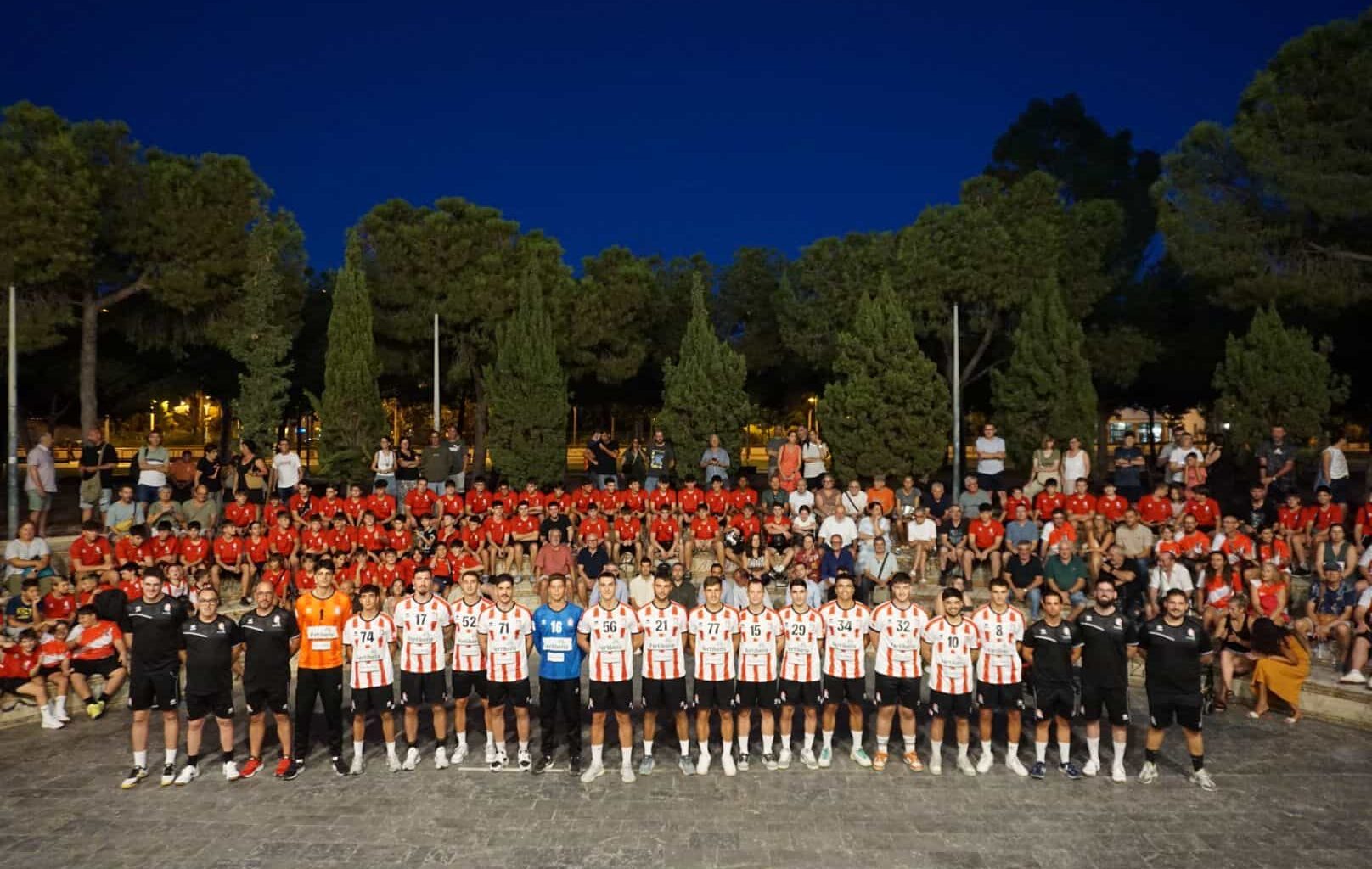 Presentada la plantilla y las nuevas equipaciones del Fertiberia Balonmano Puerto Sagunto con el objetivo de regresar a la élite