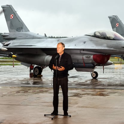 FOTODELDÍA Lask (Polonia), 11/09/2025.- El primer ministro polaco, Donald Tusk, comparece ante los medios de comunicación durante una visita a la 32.ª Base Aérea Táctica de Lask, Polonia, este jueves. Tusk agradeció al personal de la fuerza aérea un día después de que el ejército derribara drones rusos que violaban el espacio aéreo polaco. EFE/ Marian Zubrzycki POLAND OUT
