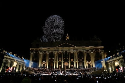 Imagen del rostro del papa Francisco dibujada por drones en la plaza de San Pedro, durante el concierto de esta noche.