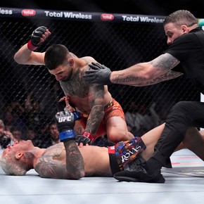 Así quedó el rostro de Charles Oliveira luego de perder ante Ilia Topuria en el UFC 317
