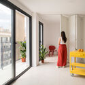 © Imagen Subliminal (Miguel de Guzmán + Rocío Romero) Edificio Residencial Foners / gon architects - Fotografía interior, Madera, Puerta, Vidrio, Sillas