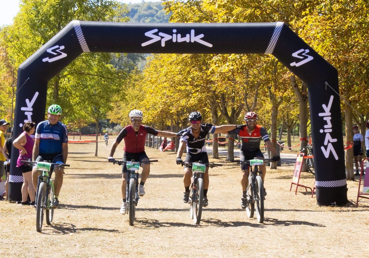650 ciclistas desafían a los Montes de Vitoria en la XII Martxa BTT Mercedes Benz