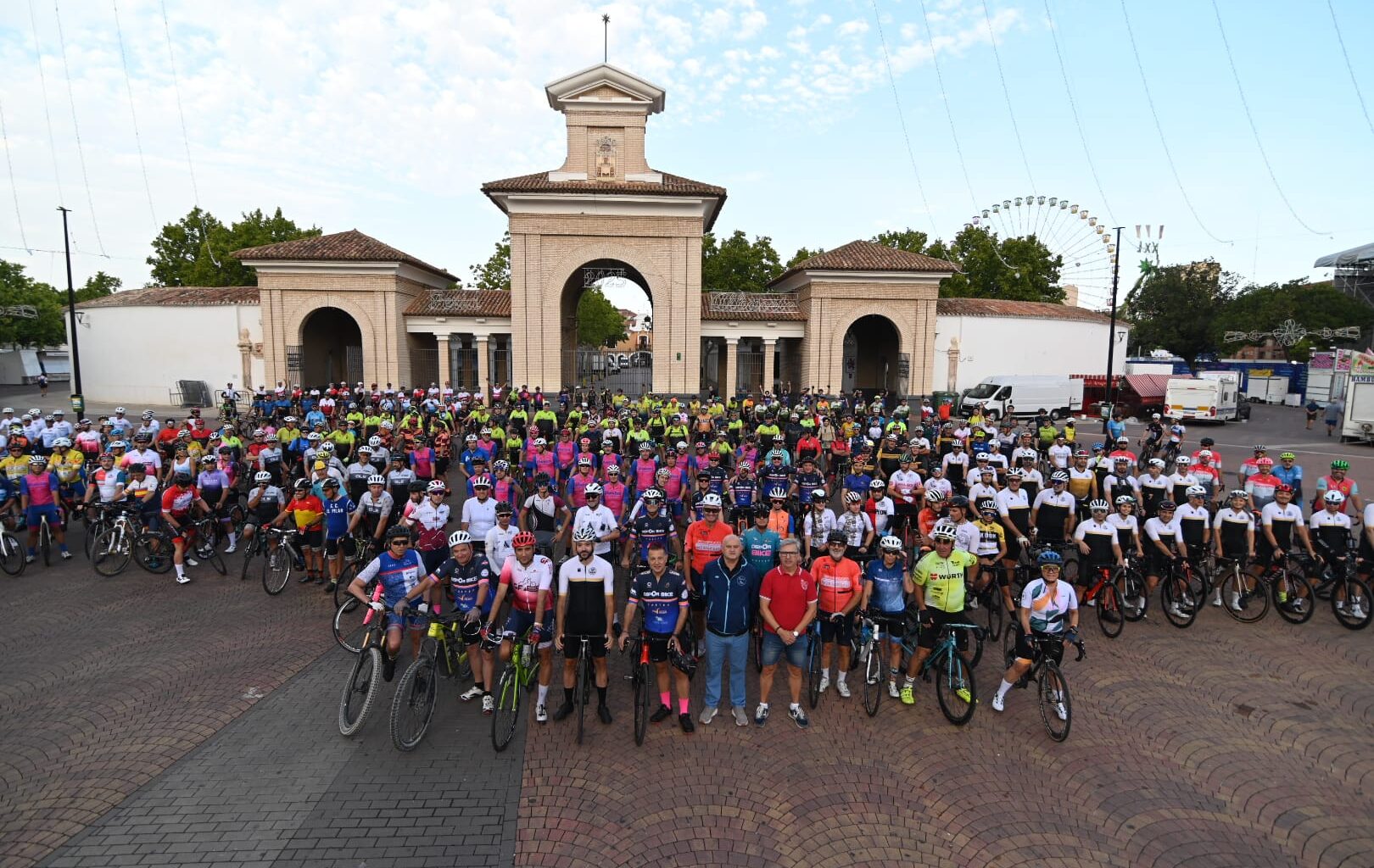 Más de 400 personas participan en la quedada para aficionados de la Escuela ciclista Ciudad de Albacete